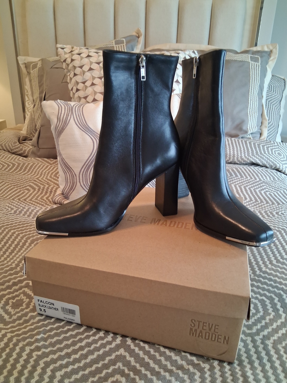 Steve Madden Black Leather Ankle Boots with Metal Toe Accent. New Never Worn - Picture 2 of 3